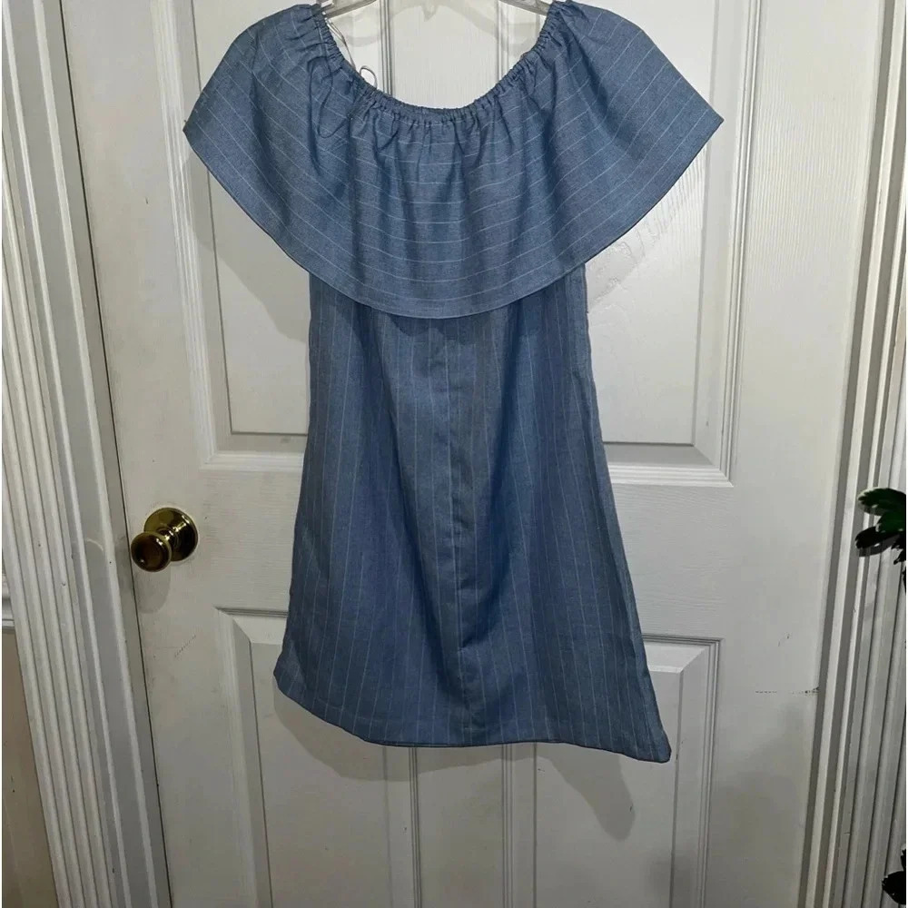 Tcec top with sleeves that can lay off shoulder/ blue in color sz sm